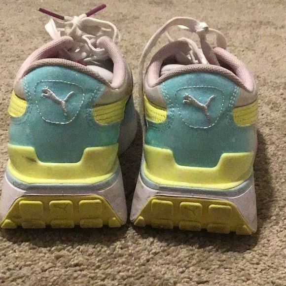 Cute Puma Sneakers ✨ - Picture 2 of 5